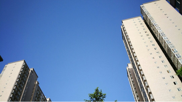 外墻貼瓷磚還是涂外墻無(wú)機(jī)涂料更耐用？